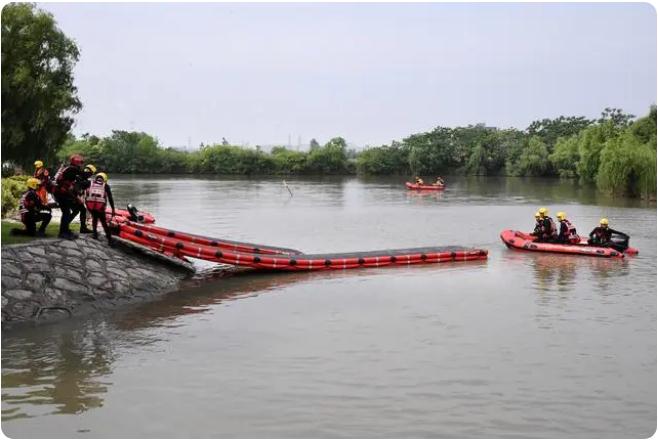 “多人落水”如何科學(xué)施救？消防員架起水上浮橋演練極限營救