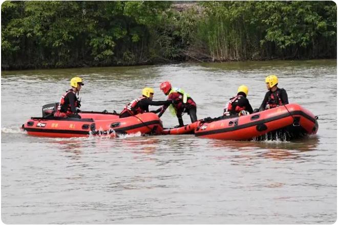 “多人落水”如何科學(xué)施救？消防員架起水上浮橋演練極限營救